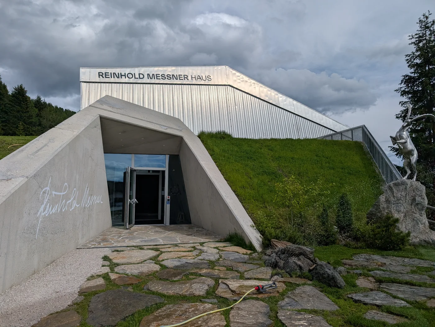 Das Reinhold Messner Haus mit kantiger Architektur und begrüntem Dach