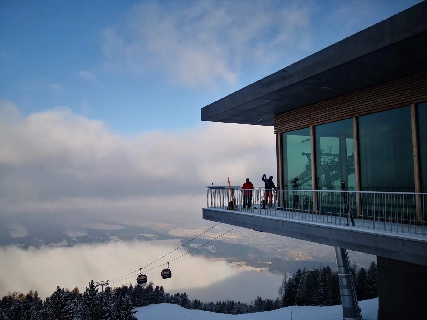 Moderne Bergstation und Gondeln über den Wolken